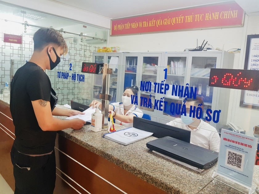 Công dân làm thủ tục hành chính tại Bộ phận một cửa phường Trần Hưng Đạo, quận Hoàn Kiếm, Hà Nội (ảnh MH).