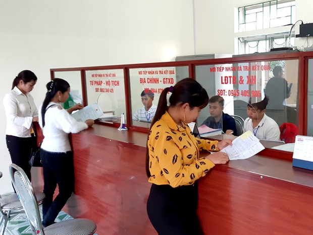 Cán bộ xã Phương Tiến, huyện Vị Xuyên, tỉnh Hà Giang hướng dẫn người dân thực hiện các thủ tục tư pháp-hộ tịch tại bộ phận một cửa (ảnh minh họa).