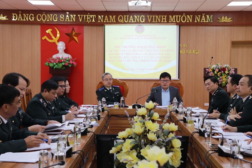 Thứ trưởng Bộ Tư pháp Mai Lương Khôi và Tổng cục trưởng Tổng cục THADS Nguyễn Quang Thái tại buổi làm việc với cán bộ chủ chốt Cục THADS thành phố Hà Nội.