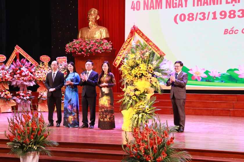 Thứ trưởng Mai Lương Khôi tặng hoa chúc mừng tập thể Sở Tư pháp Bắc Giang.