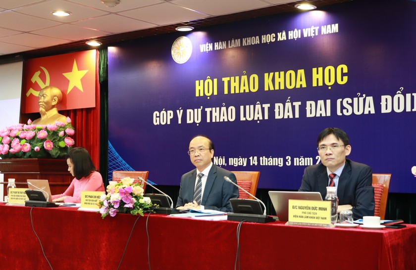 Ông Phan Chí Hiếu, Chủ tịch Viện Hàn lâm khoa học xã hội Việt Nam điều hành Hội thảo.