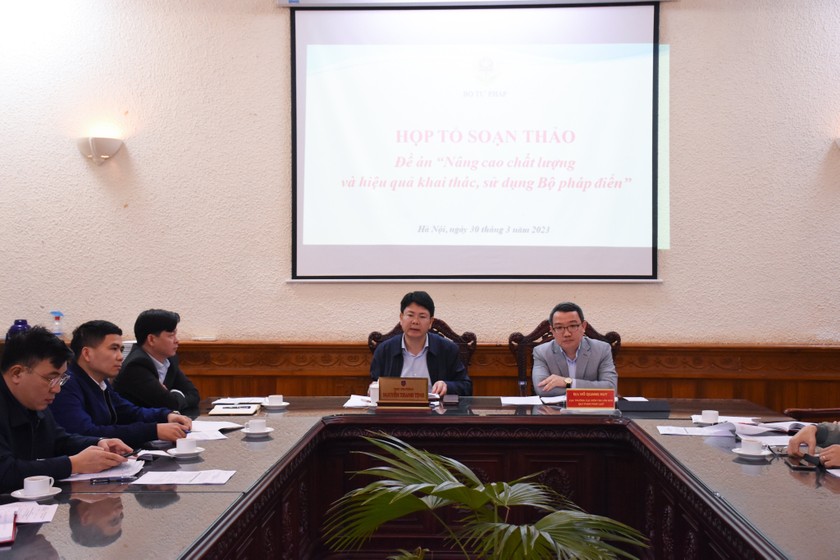 Thứ trưởng Nguyễn Thanh Tịnh và Cục trưởng Cục Kiểm tra văn bản QPPL Hồ Quang Huy chủ trì cuộc họp.
