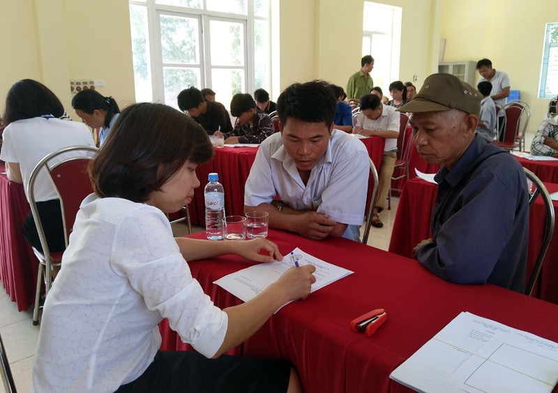 Cán bộ Trung tâm TGPL Nhà nước tỉnh Quảng Ninh thực hiện trợ giúp cho người dân có hoàn cảnh khó khăn trên địa bàn (ảnh minh họa).
