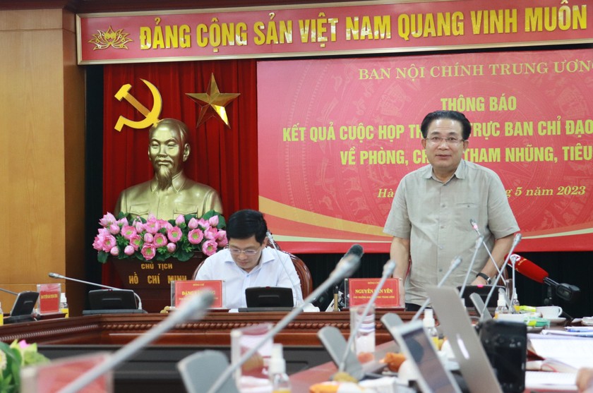 Phó Trưởng Ban Nội chính Trung ương Nguyễn Văn Yên trả lời tại họp báo.