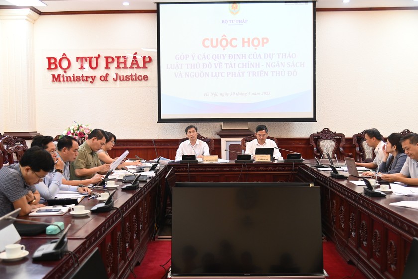 Thứ trưởng Bộ Tư pháp Nguyễn Khánh Ngọc và Phó Chủ tịch UBND thành phố Hà Nội Hà Minh Hải đồng chủ trì cuộc họp.