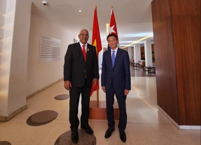 Bộ trưởng Tư pháp Cu-ba Oscar Manuel Silvera Martinez và Bộ trưởng Bộ Tư pháp Việt Nam Lê Thành Long.