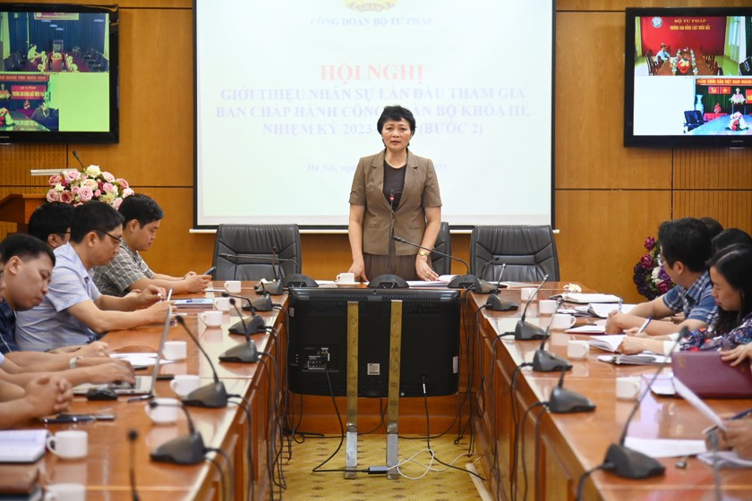 Chủ tịch Công đoàn Bộ Tư pháp Khương Thị Thanh Huyền phát biểu tại Hội nghị.