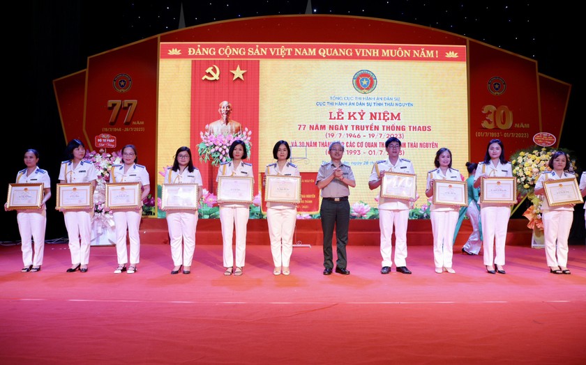 Tổng cục trưởng Tổng cục THADS Nguyễn Quang Thái trao Bằng khen của Bộ trưởng Bộ Tư pháp cho các tập thể, cá nhân có thành tích xuất sắc ngành THADS Thái Nguyên.