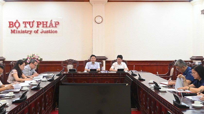 Bộ trưởng Bộ Tư pháp Lê Thành Long và Thứ trưởng Nguyễn Thanh Tịnh chủ trì buổi làm việc.