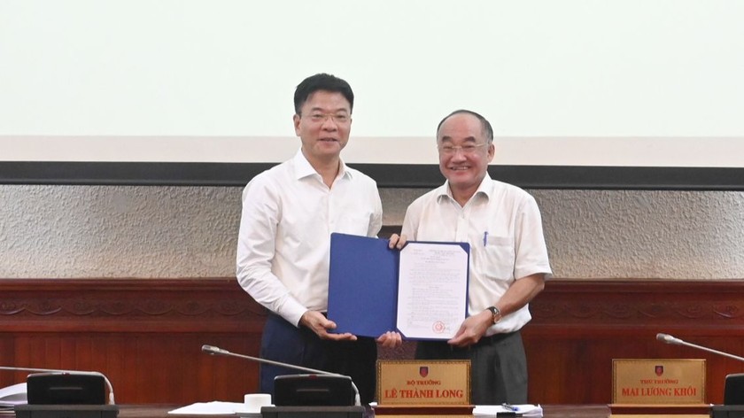 Bộ trưởng Lê Thành Long trao Quyết định nghỉ hưu cho đồng chí Đặng Thanh Sơn, nguyên Cục trưởng Cục Quản lý xử lý vi phạm hành chính và theo dõi thi hành pháp luật.