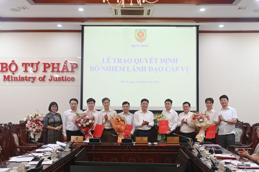 Ban Cán sự Đảng, Lãnh đạo Bộ Tư pháp và Thứ trưởng Bộ Thông tin và Truyền thông Nguyễn Huy Dũng tặng hoa chúc mừng các đồng chí được bổ nhiệm.