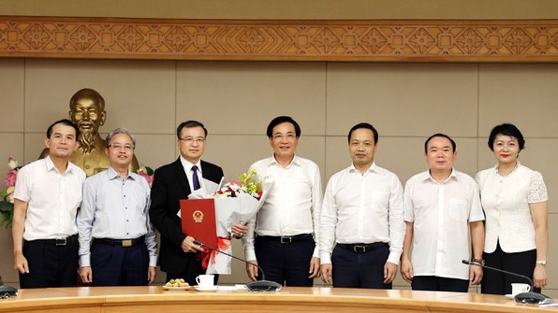 Lãnh đạo Văn phòng Chính phủ và Bộ Tư pháp tặng hoa chúc mừng đồng chí Nguyễn Hồng Tuyến.