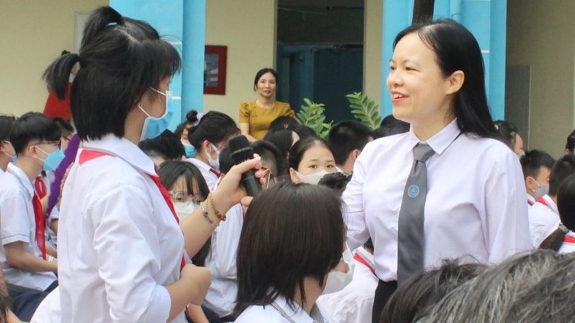 Luật sư tuyên truyền pháp luật về phòng chống xâm hại trẻ em trên không gian mạng tại trường THCS Lương Yên, Hà Nội (ảnh kinhtedothi).