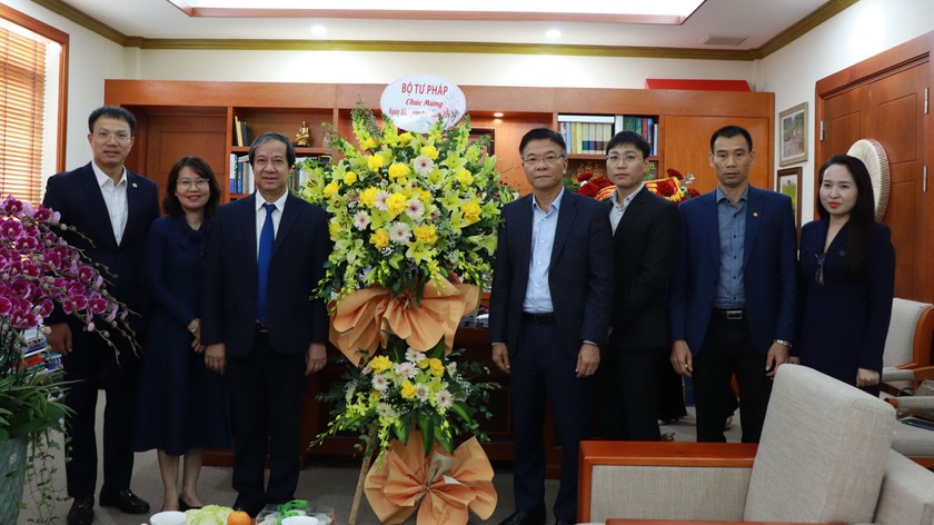 Bộ trưởng Bộ Tư pháp Lê Thành Long cùng lãnh đạo một số đơn vị thuộc Bộ tặng hoa chúc mừng Bộ trưởng Bộ Giáo dục và Đào tạo Nguyễn Kim Sơn.