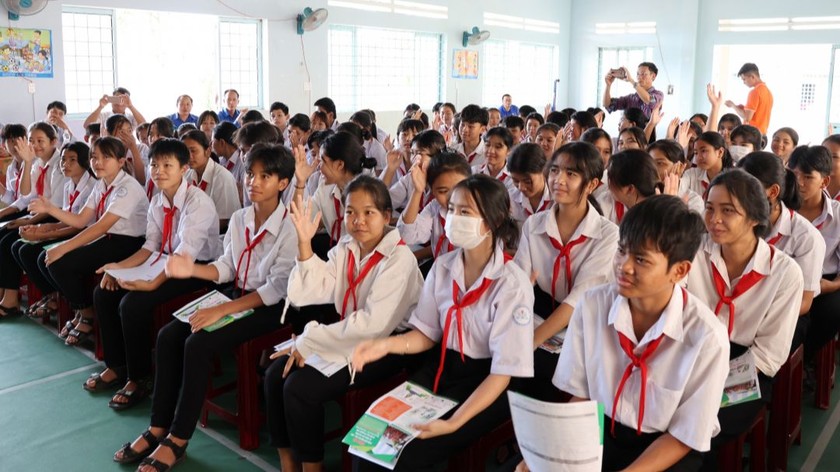 Học sinh Trường Phổ thông Dân tộc nội trú THCS huyện Lắk tham gia hoạt động hướng nghiệp tại trường.