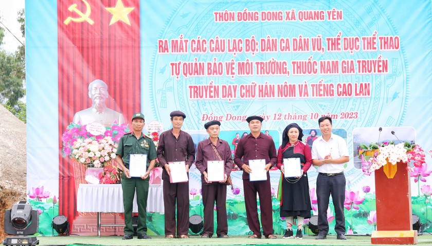 Đại diện lãnh đạo UBND xã Quang Yên trao quyết định thành lập các CLB văn hóa, văn nghệ, thể dục, thể thao tại thôn Đồng Dong.