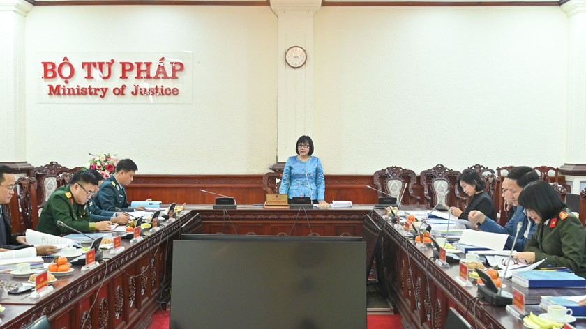 Thứ trưởng Bộ Tư pháp Đặng Hoàng Oanh chủ trì cuộc họp.