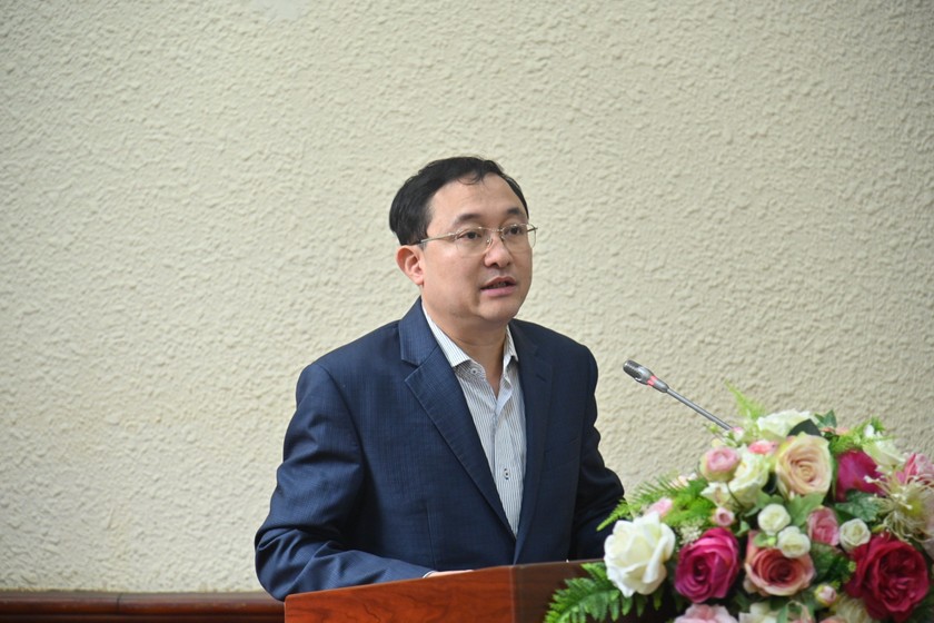 Phó Cục trưởng Cục PBGDPL Phan Hồng Nguyên trình bày báo cáo.