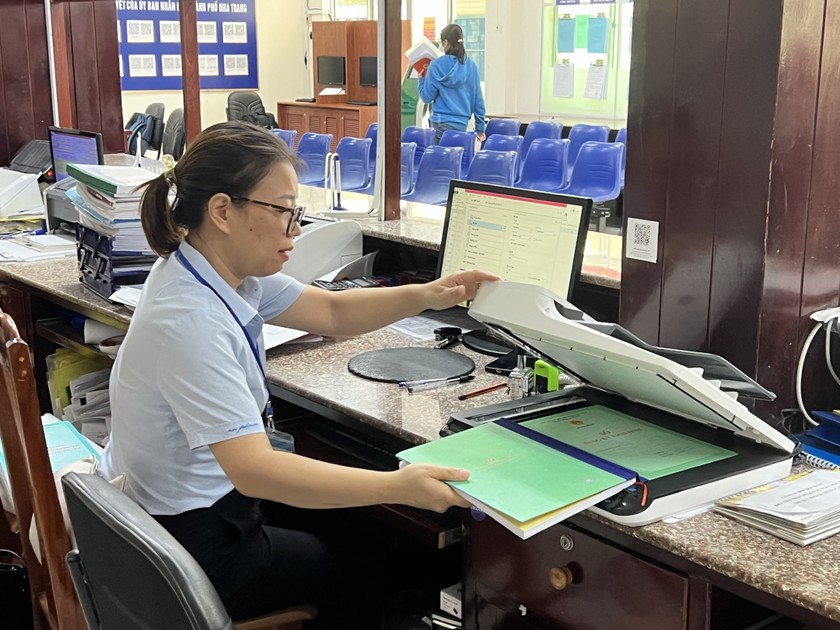 Công chức tư pháp-hộ tịch UBND thành phố Nha Trang, tỉnh Khánh Hòa thực hiện scan sổ hộ tịch (ảnh Khanhhoagov.vn).