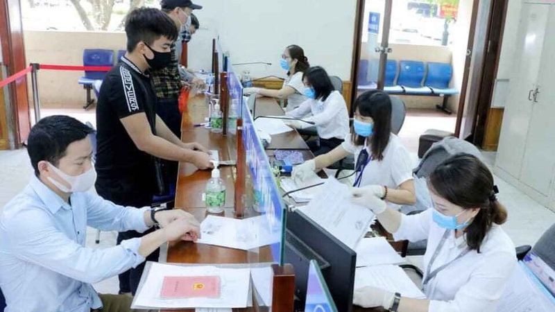 Người dân làm thủ tục hành chính tại bộ phận một cửa Sở Tư pháp Hà Nội (ảnh Nguyễn Khánh)