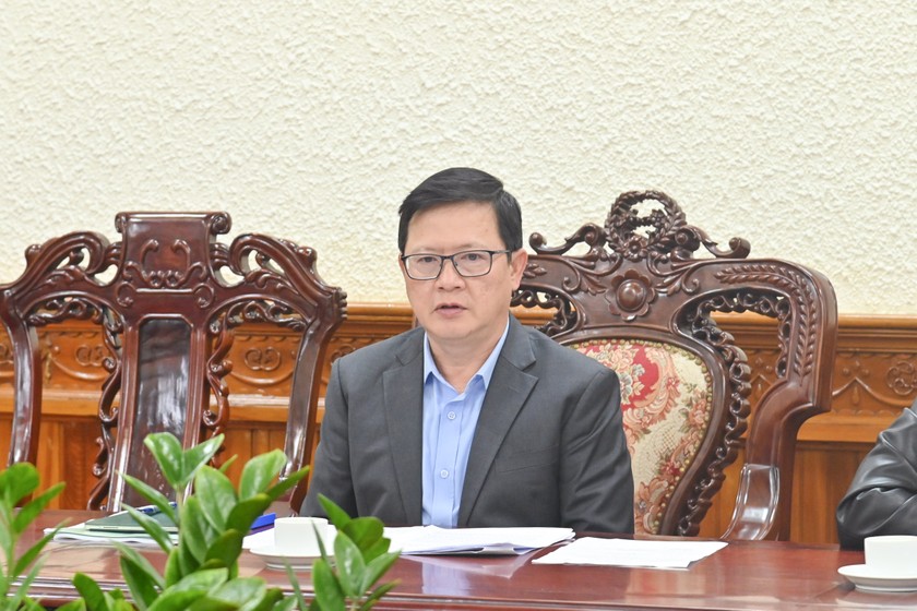 Thứ trưởng Bộ Tư pháp Mai Lương Khôi điều hành cuộc họp.