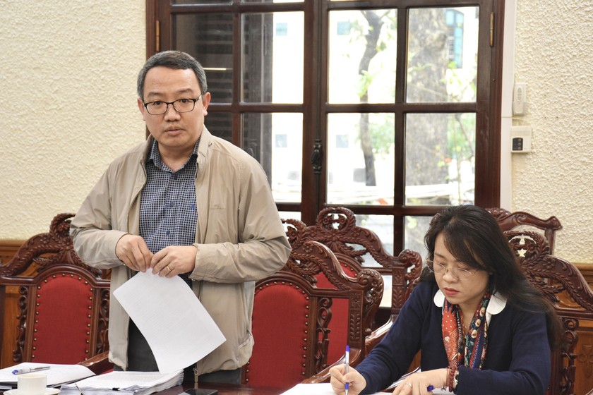 Đồng chí Hồ Quang Huy, Cục trưởng Cục Kiểm tra VBQPPL trình bày dự thảo báo cáo.