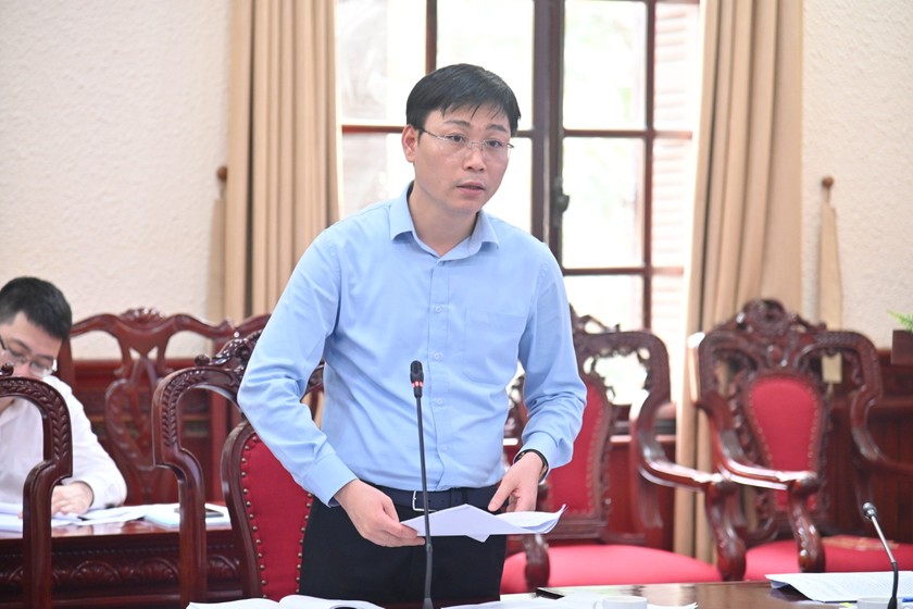 Đồng chí Đỗ Xuân Quý, Chánh Văn phòng Bộ Tư pháp kiêm Chánh Văn phòng Đảng-Đoàn thể trình bày báo cáo.