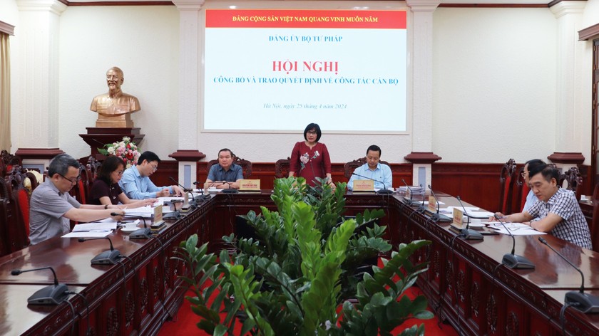 Trao Quyết định tham gia Ban Chấp hành Đảng bộ Bộ Tư pháp cho ông Đỗ Xuân Quý