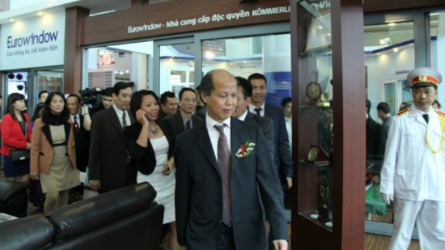 Thứ trưởng Bộ Xây dựng Nguyễn Trần Nam tham quan khu trưng bày của Eurowindow tại Vietbuild Hà Nội 2014