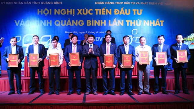 Ông Doãn Văn Phương, Tổng giám đốc FLC (thứ 2 từ phải sang) và 9 nhà đầu tư nhận giấy chứng nhận đầu tư từ Chủ tịch UBND tỉnh Quảng Bình Nguyễn Hữu Hoài