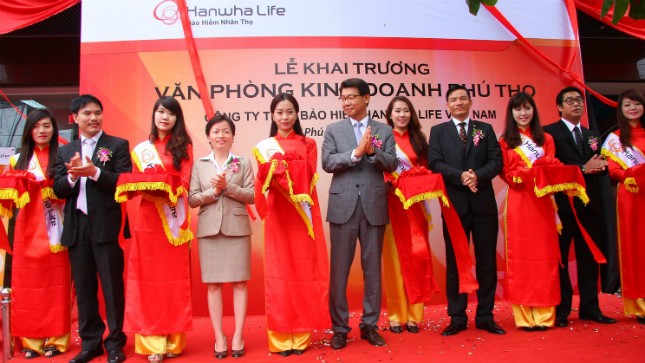 Ông Back Jong Kook – Tổng Giám Đốc Hanwha Life Việt Nam cùng đại diện Ban giám đốc cắt băng khai trương văn phòng tại Phú Thọ
