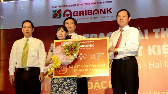 Agribank trao thưởng lần II “Giải lớn Mừng Xuân - Hai lần may mắn” 