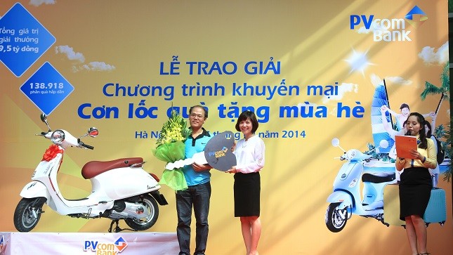 Bà Nguyễn Thu Hương – Phó Tổng Giám đốc trao giải thưởng cho những khách hàng may mắn.