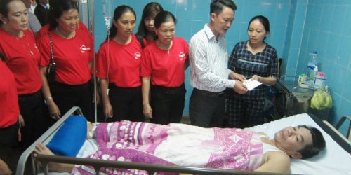  Đại diện Prudential và Hội Chữ thập đỏ Trung ương thăm hỏi các bệnh nhân nghèo tại Khoa Hồi sức – Cấp cứu.          
