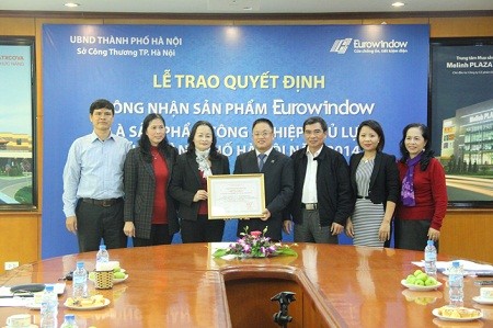 Bà Đào Thu Vịnh – PGĐ Sở Công thương trao chứng nhận sản phẩm công nghiệp chủ lực cho ông Nguyễn Cảnh Hồng – TGĐ Công ty Eurowindow