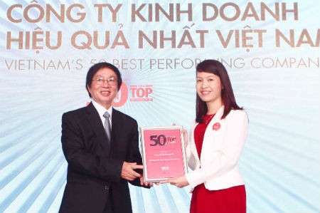 Bà Trần Thị My Lan, Phó Tổng giám đốc Tập đoàn FLC nhận bằng chứng nhận “Top 50 công ty kinh doanh hiệu quả nhất Việt Nam” từ Trưởng Ban tổ chức Đặng Nhật Minh