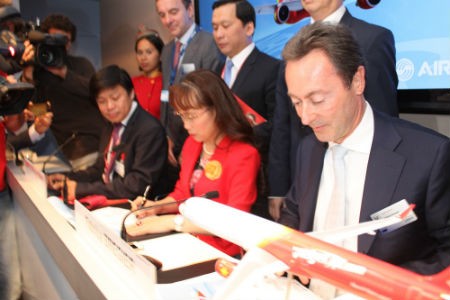 Tổng giám đốc VietJet Bà Nguyễn Thị Phương Thảo và Tổng giám đốc và Chủ tịch kiêm Tổng giám điều hành của Airbus, ông Fabrice Brégier đã ký kết hợp đồng mua 6 tàu bay mới dòng A321 của Airbus