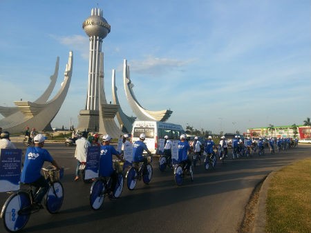 Đoàn xe diễu hành hướng trên trục đường hướng về Sầm Sơn