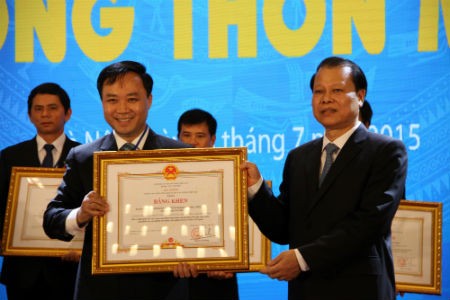 Phó Thủ Tướng Vũ Văn Ninh trao bằng khen cho đại diện FrieslandCampina Việt Nam