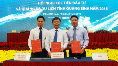 Đại diện UBND tỉnh Quảng Bình, Tập đoàn FLC và Ngân hàng BIDV cùng ký bản ghi nhớ cam kết đầu tư tổ hợp 10 sân golf tại Quảng Bình
