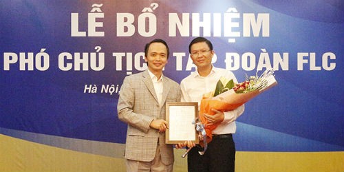 Ông Trịnh Văn Quyết, Chủ tịch HĐQT Tập đoàn trao quyết định bổ nhiệm cho ông Lê Thành Vinh