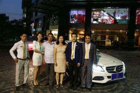 Khách hàng trúng giải Đặc biệt – Bùi Thị Tuyết Ngà cùng người thân và bạn bè đã đến nhận xe hơi Merceder C200 trị giá 1,4 tỷ đồng