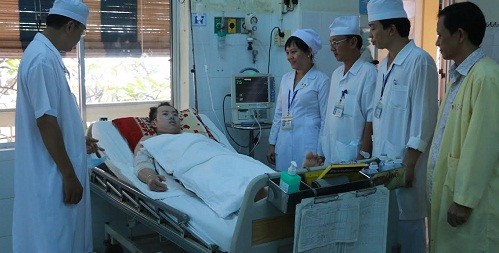 Lãnh đạo bệnh viện cùng y bác sĩ đến thăm bệnh nhân Quốc.