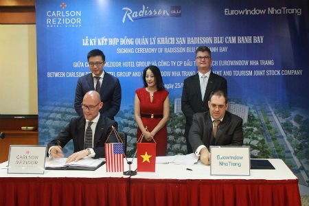 Eurowindow Nha Trang ký hợp đồng quản lý khách sạn với Carlson Rezidor Hotel Group