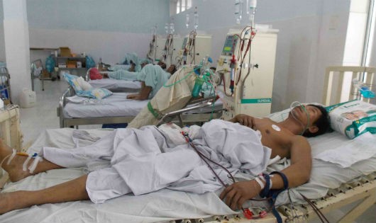 Anh Phạm Phú Nhàn đang được cấp cứu tại Bệnh viện đa khoa Quảng Nam