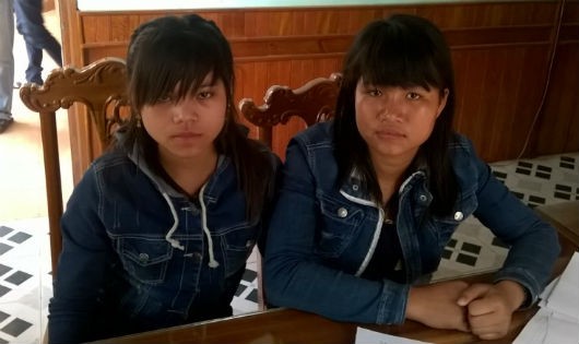 Hai em Mông Thị Khất và Lò Thị Xí đang được CAH Nam Giang chăm sóc