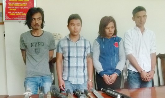 Các đối tượng bị bắt giữ (từ phải sang: Trần Công Lý, Huỳnh Thị Diệp, Nguyễn Sơn và Trần Quốc Vương)