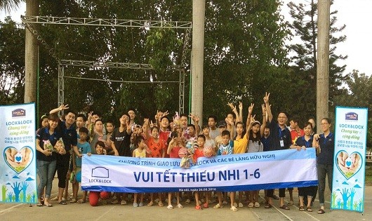Vui tết Thiếu nhi cùng trẻ em làng hữu nghị Việt Nam.