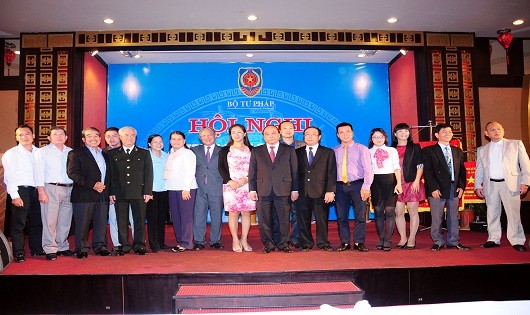 Phó Thủ tướng Chính phủ Nguyễn Xuân Phúc với đại diện các Văn phòng Thừa phát lại tại Hội nghị triển khai công tác THADS năm 2016.
