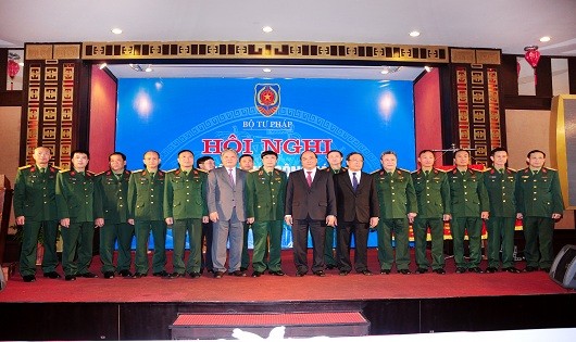 Phó Thủ tướng Chính phủ Nguyễn Xuân Phúc và Cục Thi hành án Bộ Quốc phòng tại Hội nghị triển khai công tác THADS năm 2016.
